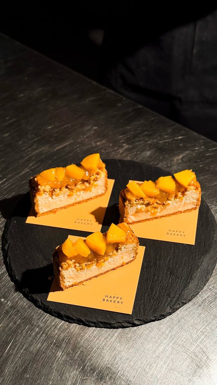 Три шматочки сирника з персиками Happy Bakery